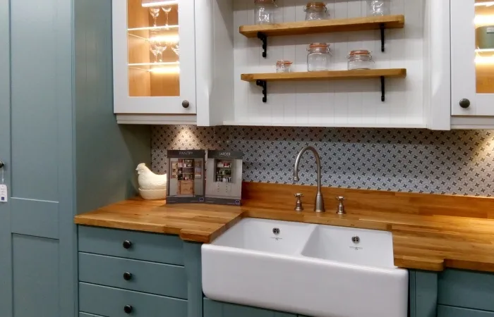 Traditional Cotswood Kitchen with Larder Cupboard