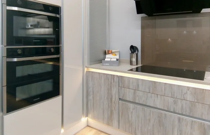 Furore SuperGloss in Cashmere teamed with Textura Driftwood Handle-less doors